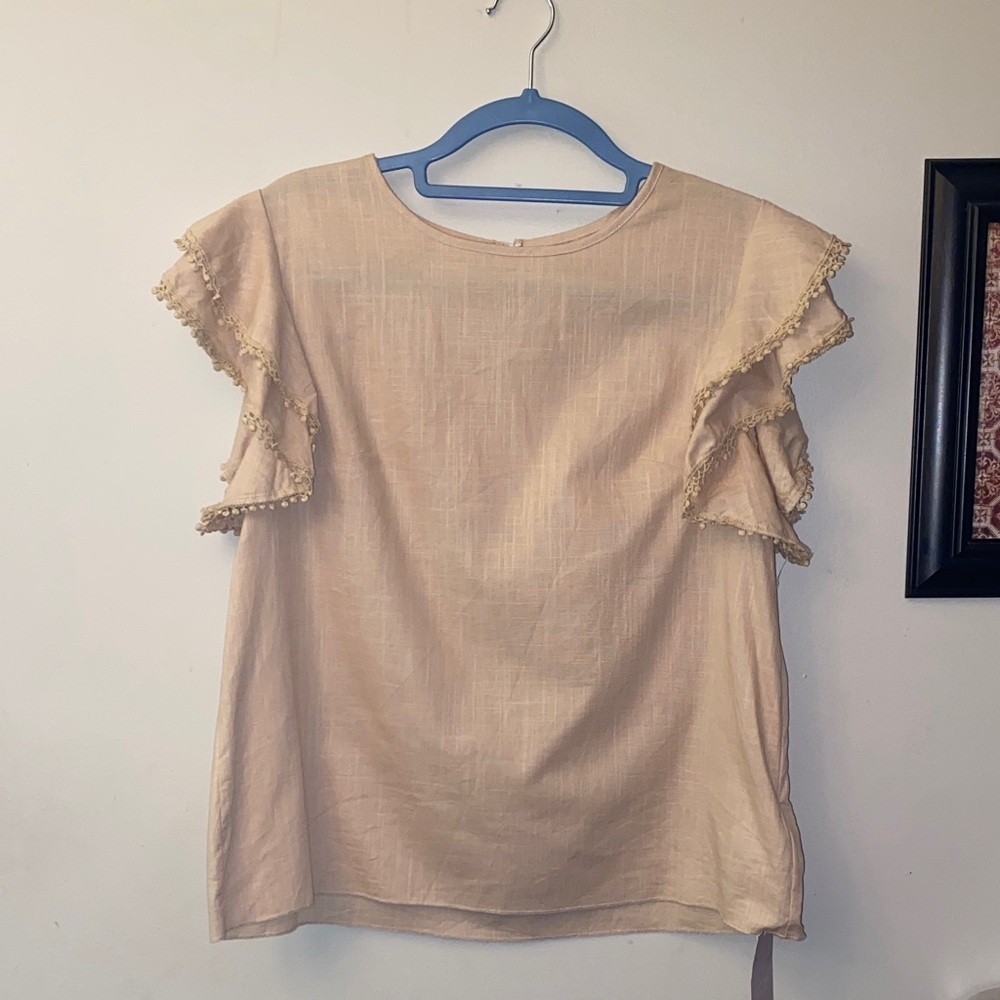 Emery Rose Elegant Cream Ruffle Sleeve Top 🆕